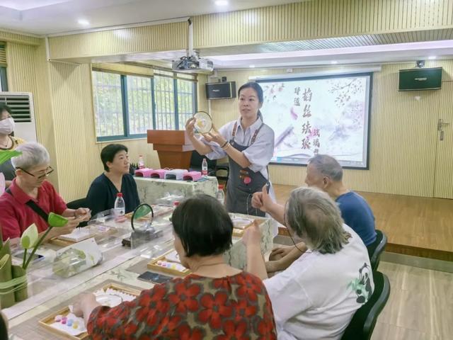 插花、皮艺、做月饼……北站街道开展多彩活动庆中秋