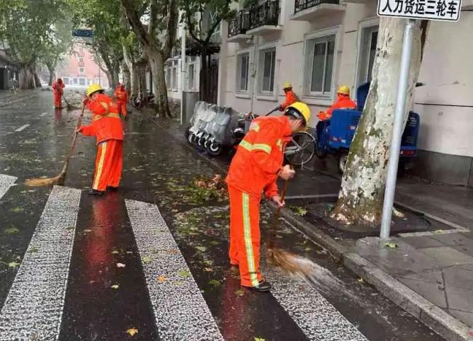 风里雨里 我们坚守在这里——台风“贝碧嘉”过境 上海、苏州环卫系统全力做好环境保障工作