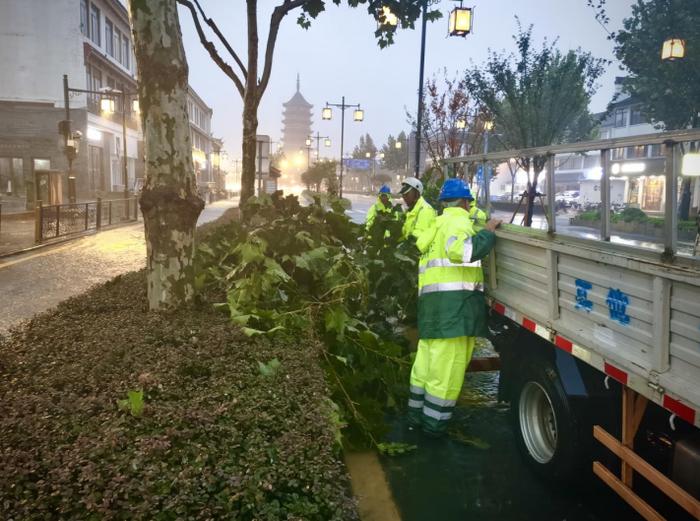 风里雨里 我们坚守在这里——台风“贝碧嘉”过境 上海、苏州环卫系统全力做好环境保障工作