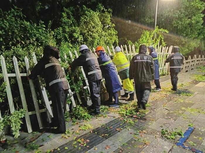 风里雨里 我们坚守在这里——台风“贝碧嘉”过境 上海、苏州环卫系统全力做好环境保障工作