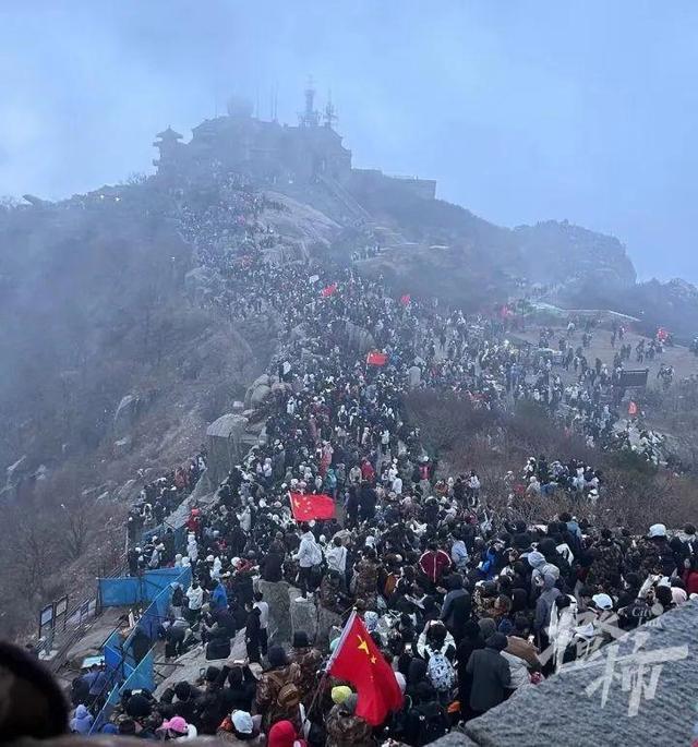 热闻｜“团队六人月入15000”！泰山陪爬火了，也有些隐患不能不知道