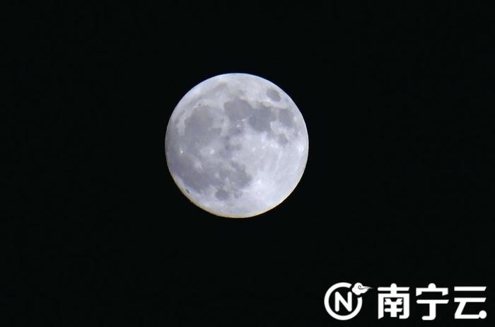 中秋夜南宁市民欢聚各大景区公园 畅享花好月圆(图)