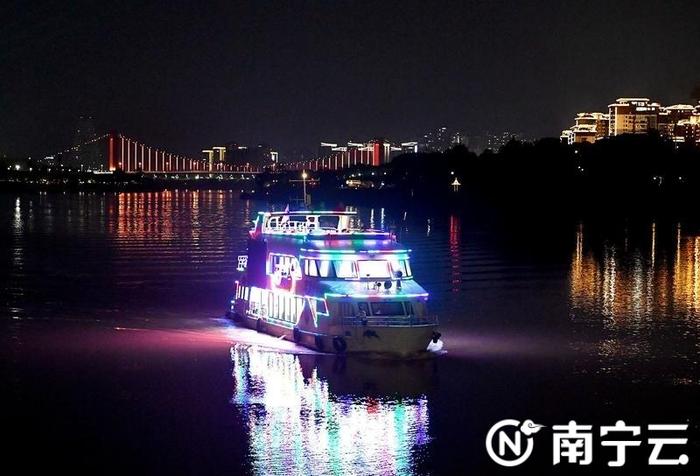 中秋夜南宁市民欢聚各大景区公园 畅享花好月圆(图)