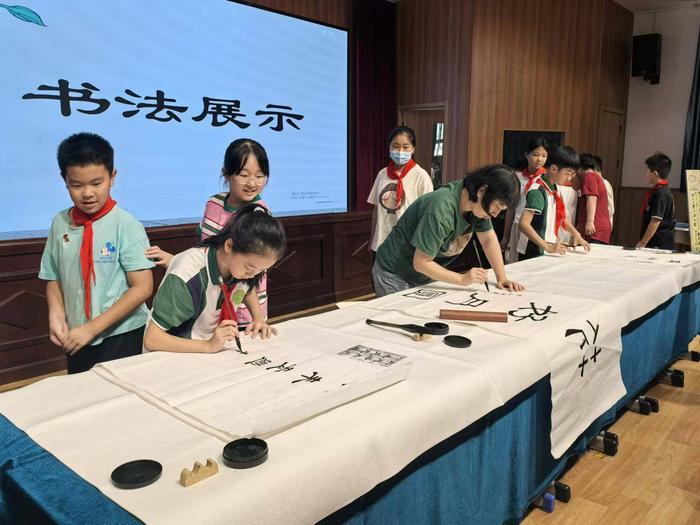 书画中秋 墨韵童心 ——管城回族区外国语小学开展书画名家进校园活动