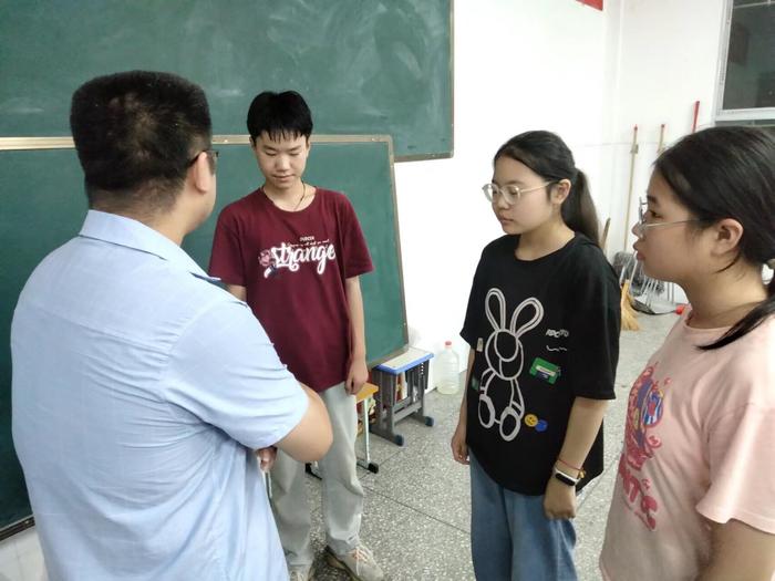 倾力助学 筑梦未来——南阳市西峡县二郎坪中学开展贫困学生心理关怀活动