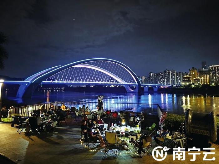 中秋夜南宁市民欢聚各大景区公园 畅享花好月圆(图)