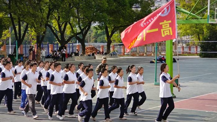 九江七中举行2024级高一新生军训总结大会