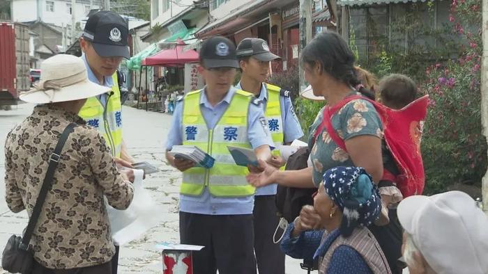 快看！村里来了一支身穿警服的“民族语言宣传队”