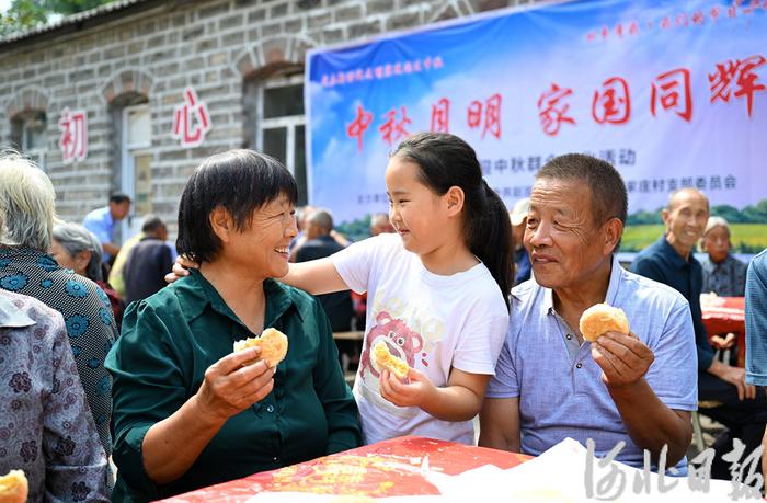 中秋饺子宴 村民共团圆