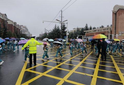 民乐公安：雨天执勤保畅通