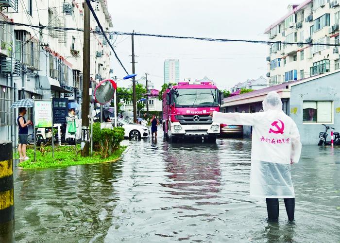 台风“贝碧嘉”影响松江期间，全区抢险救援力量协同发力