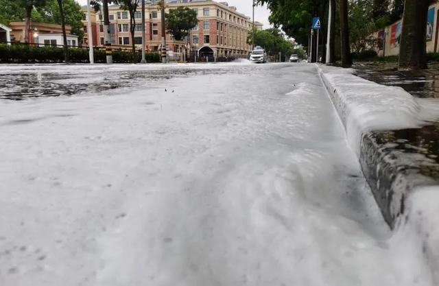 台风“普拉桑”登陆点变了！上海多区发布雷电黄色预警！有人吐槽马路上飘白沫？原来是……