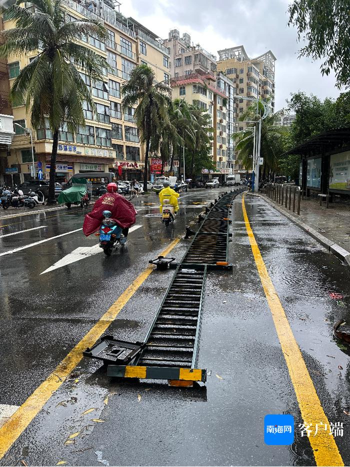 直击强风暴雨天气的三亚