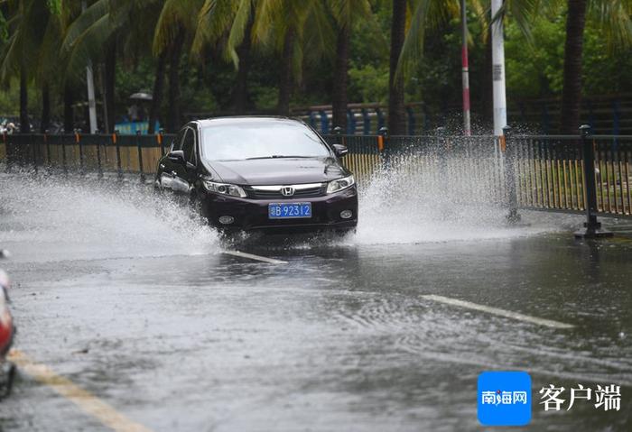 直击强风暴雨天气的三亚