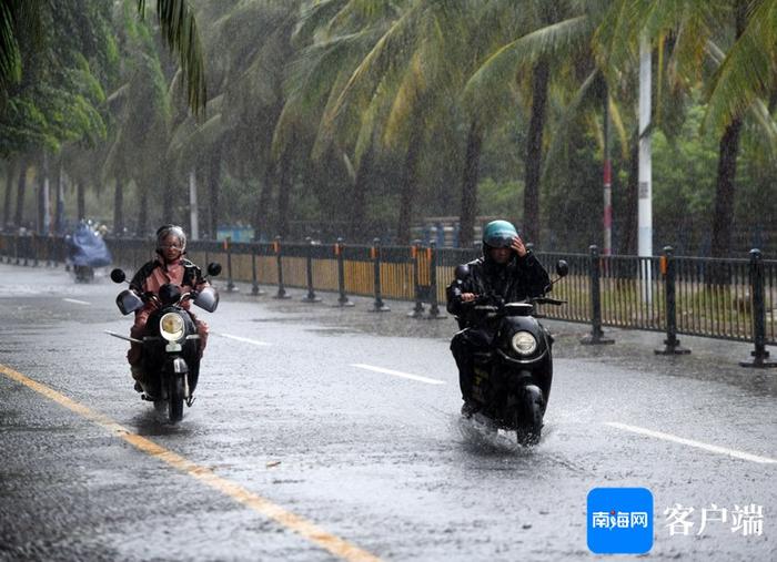 直击强风暴雨天气的三亚