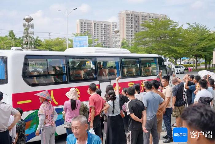 万宁欢送75名新兵 小学教师带编入伍终圆军旅梦