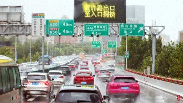 受台风尾部环流影响上海晨间暴雨，延安路高架拥堵，松江大学城学生雨中赶课