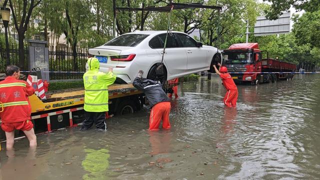 受台风“普拉桑”影响，上海早高峰道路积水凸显，车辆抛锚增多