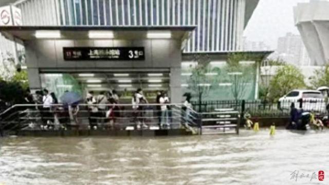 一场暴雨过后，上海游泳馆地铁站水漫金山？最新来了