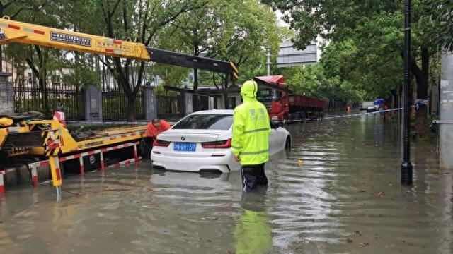 受台风“普拉桑”影响，上海早高峰道路积水凸显，车辆抛锚增多