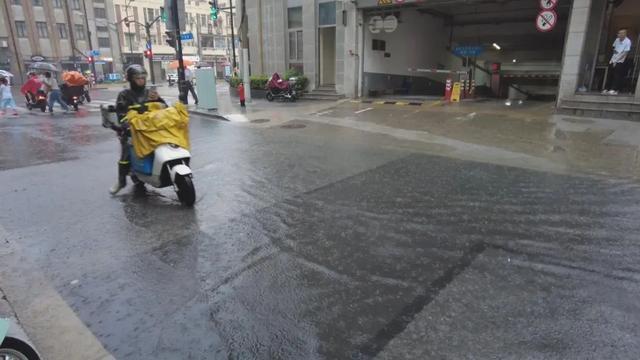 今夜局部仍有大到暴雨，下周最高气温大多不足30℃