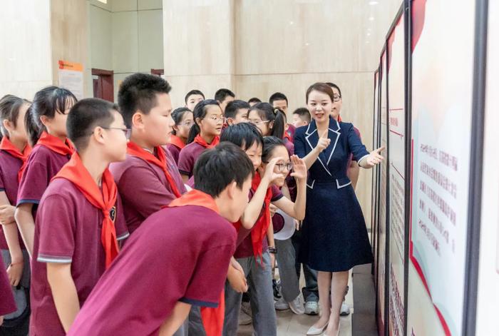 江苏省连云港市军地组织青少年开展“红色护照”打卡活动——寻爱国印记 做追光少年