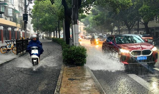 台风“列车效应”发威，上海暴雨！道路积水，两区多街镇“六停”！明后天还要下……