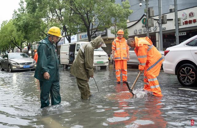 浦东遭遇暴雨，市政工人全力排水，外卖小哥“摆渡”市民过街