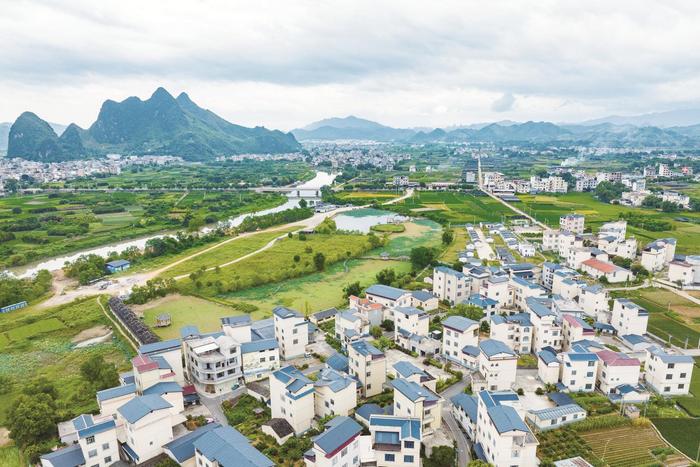 桂林山水间 水韵黎家美