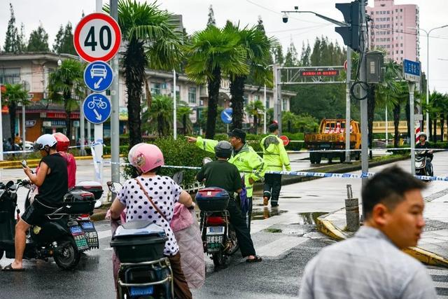 今早金山下立交出现积水，紧急联动排水……