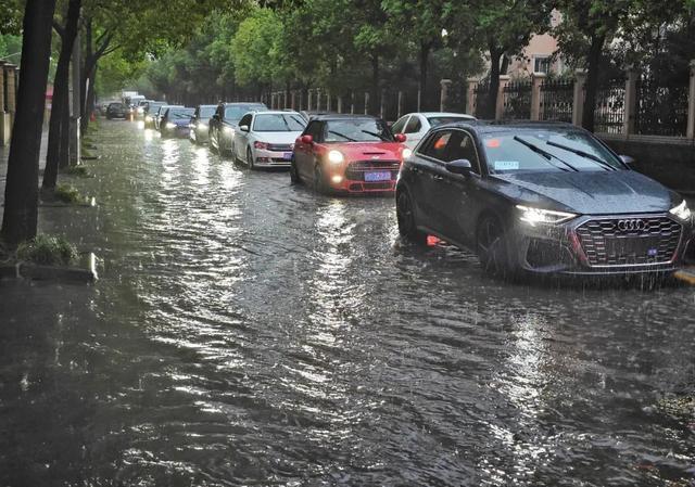 台风“列车效应”发威，上海暴雨！道路积水，两区多街镇“六停”！明后天还要下……