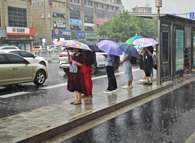 台风“列车效应”发威，上海暴雨！道路积水，两区多街镇“六停”！明后天还要下……