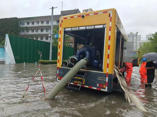 强降雨+早高峰，排水、扶树……他们全力保障市民出行