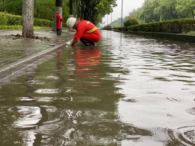 连续作战13个小时，这里的道路积水隐患终于排除！