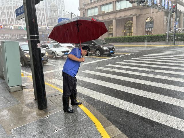 “普拉桑”带来暴雨，外滩街道综合行政执法队全力应战