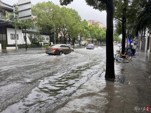 浦东遭遇暴雨，市政工人全力排水，外卖小哥“摆渡”市民过街