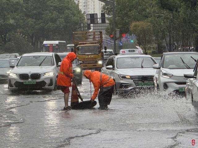 浦东遭遇暴雨，市政工人全力排水，外卖小哥“摆渡”市民过街