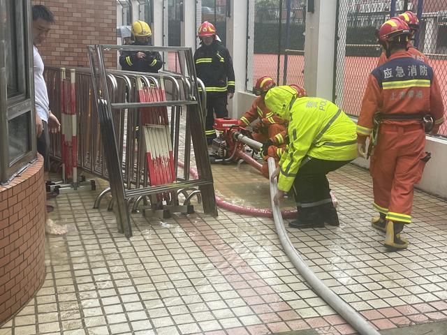 警消联手，海华小学“积水困境”得到迅速解决