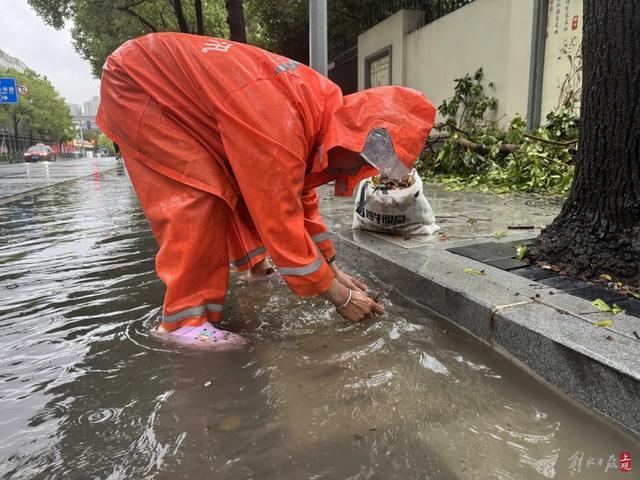 浦东遭遇暴雨，市政工人全力排水，外卖小哥“摆渡”市民过街