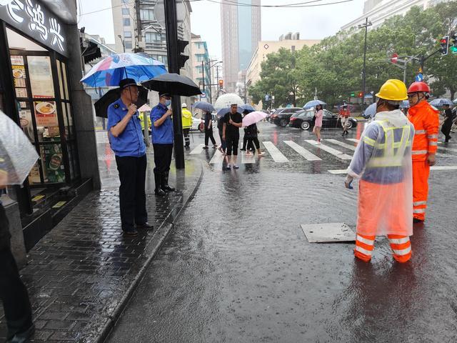 “普拉桑”带来暴雨，外滩街道综合行政执法队全力应战