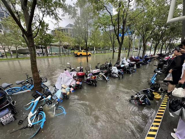 受台风“普拉桑”影响，上海早高峰道路积水凸显，车辆抛锚增多