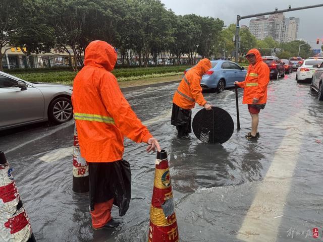 浦东遭遇暴雨，市政工人全力排水，外卖小哥“摆渡”市民过街