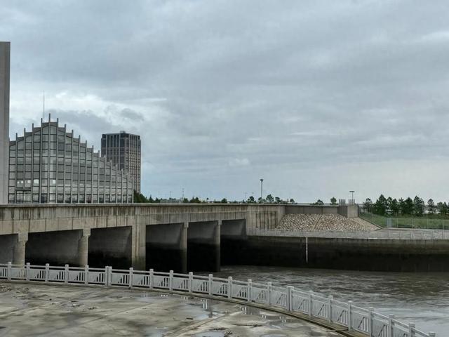 今早暴雨后，张泾河出海泵闸开闸了……