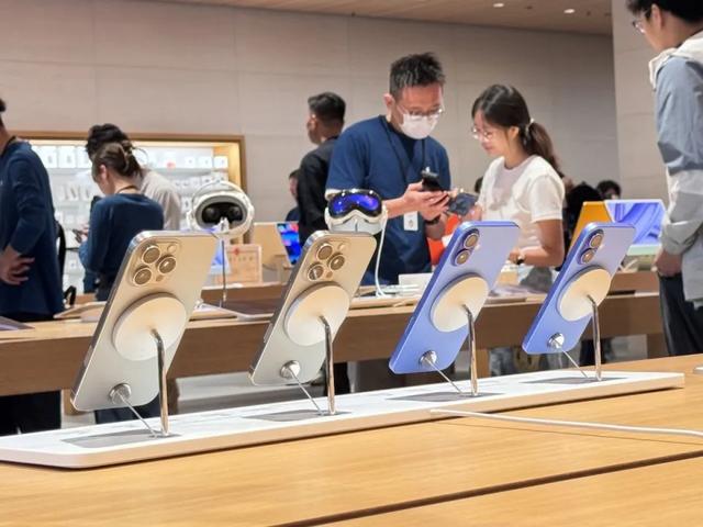 苹果华为同日开售：iPhone 16 Pro黄牛加价300元收购，华为三折叠官网秒售空