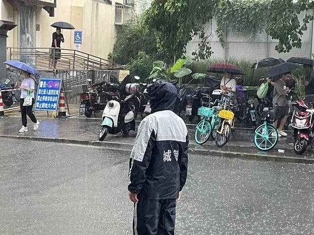 “普拉桑”带来暴雨，外滩街道综合行政执法队全力应战