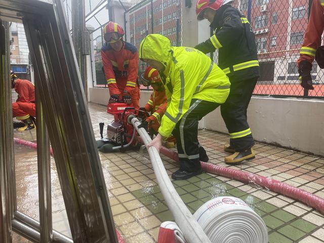 警消联手，海华小学“积水困境”得到迅速解决