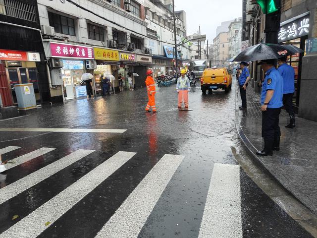 “普拉桑”带来暴雨，外滩街道综合行政执法队全力应战