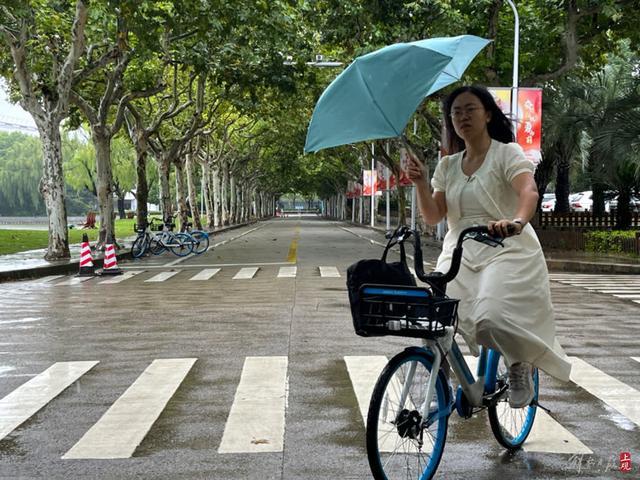 受台风尾部环流影响上海晨间暴雨，延安路高架拥堵，松江大学城学生雨中赶课