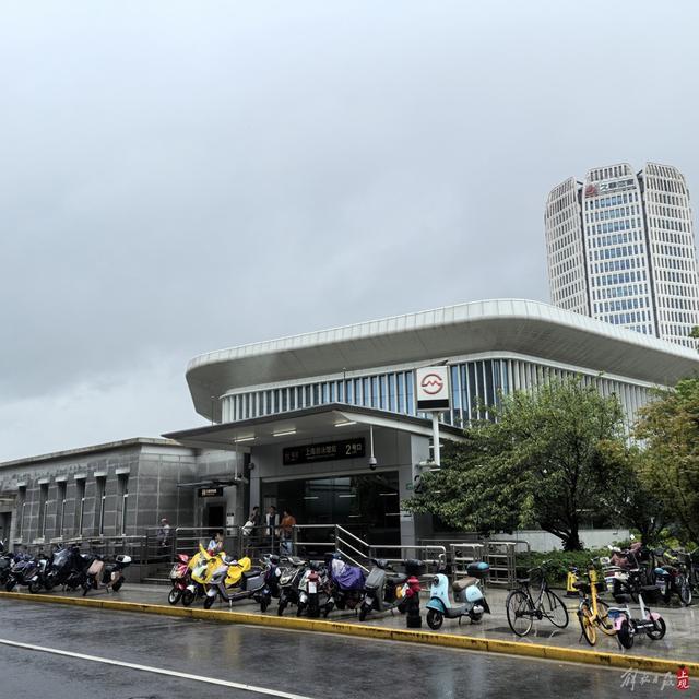 一场暴雨过后，上海游泳馆地铁站水漫金山？最新来了