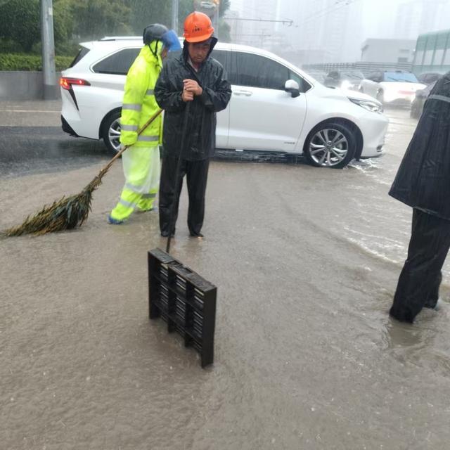 强降雨+早高峰，排水、扶树……他们全力保障市民出行